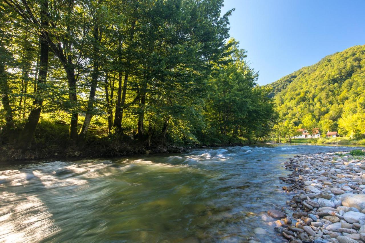 Pr' Vili Fani Kostel Bagian luar foto